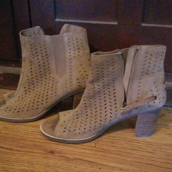 Shoes - Picture 1 of 4